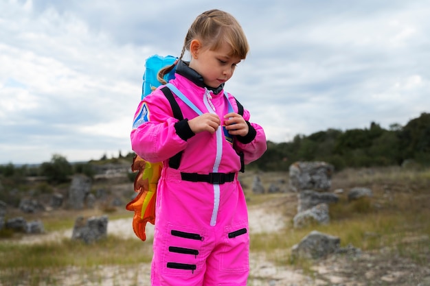 Zdjęcie słodki dzieciak astronauta bawi się