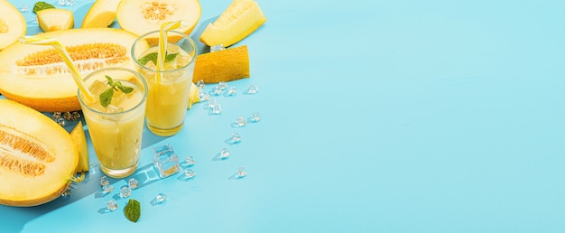 Zdjęcie słodki i zimny sok z melona w szklankach na tle pokrojonego melona