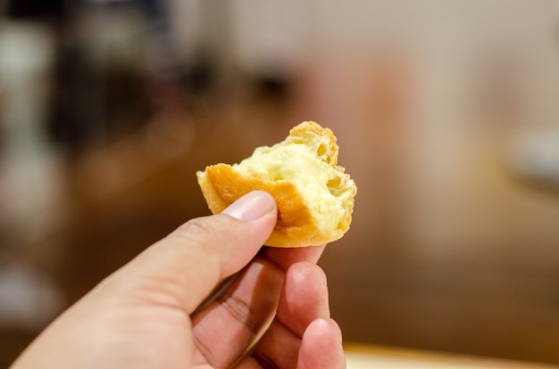 Słodki kremowy chuchowy tort na ręce, otaru, hokkaido, Japonia
