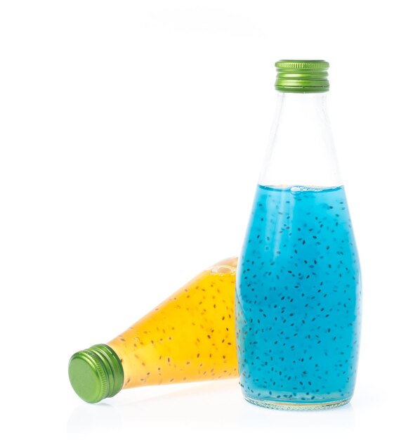 Zdjęcie słodki napój z nasion bazylii w szklanych butelkach na białym tle