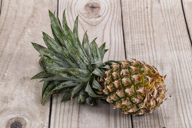 Słodki, organiczny, dojrzały, naturalny tropikalny ananas