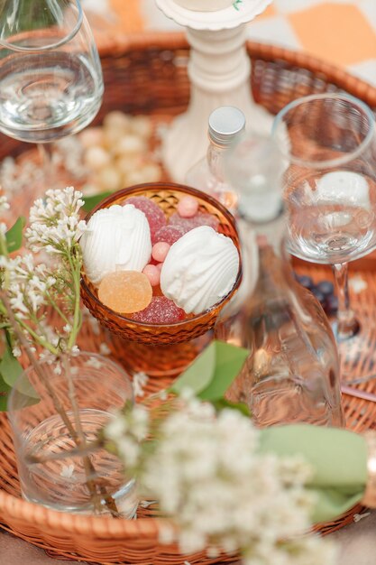 Zdjęcie słodki piknik z piankami i słodyczami na łonie natury