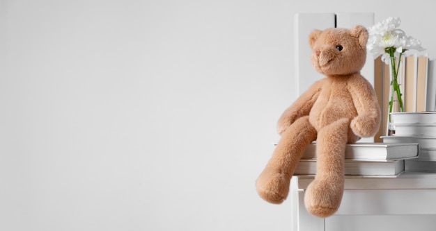 Zdjęcie słodki pluszowy niedźwiedź w domu martwa natura