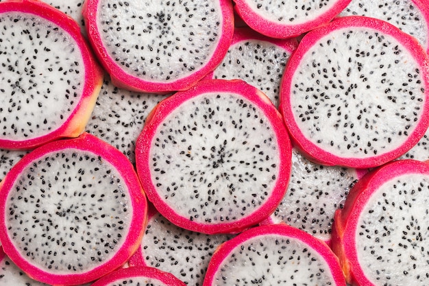 Słodki smaczny owoc smoka lub plasterki pitaya jako tło.