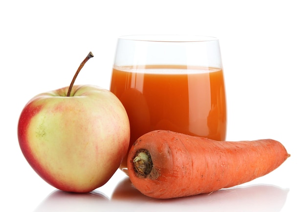 Słodki sok jabłkowy i marchew na białym tle