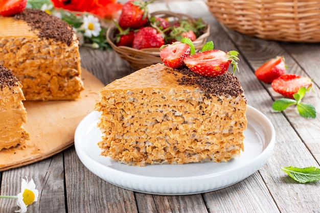 Słodki Tort Waflowy Z Mlekiem Skondensowanym, Czekoladą I Truskawkami. Jeden Kawałek Pysznego Słodkiego Domowego Ciasta.