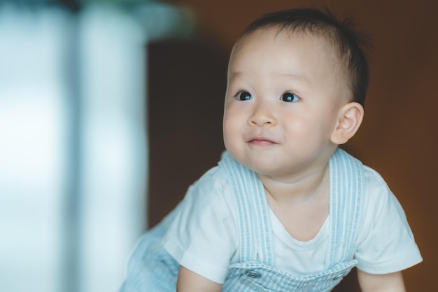 Słodkie azjatyckie dziecko dziecko portret osoby małe dzieciństwo w szczęśliwej i niewinnej koncepcji małe urocze wsparcie dla dziecka przez opiekę matki