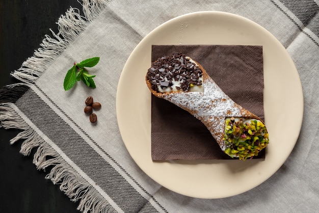 Słodkie Cannoli Siciliani Wypełnione Serem Ricotta I Cukrem Z Pistacjami I Kroplami Czekolady