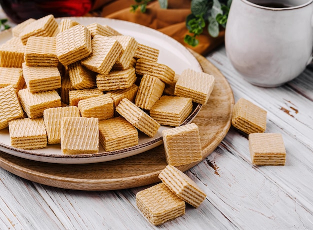 Słodkie, chrupiące wafle podawane na drewnianym stole