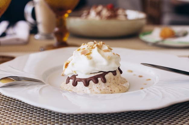 Słodkie ciastko deserowe i lody na białym talerzu