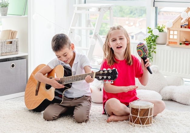 Słodkie dzieci grające na instrumentach muzycznych