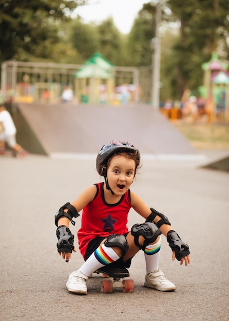 Słodkie Dziecko Dziewczynka Dziecko Siedzi Na Deskorolce W Skateparku I Zabawy Koncepcja Aktywności Sportowej Lato