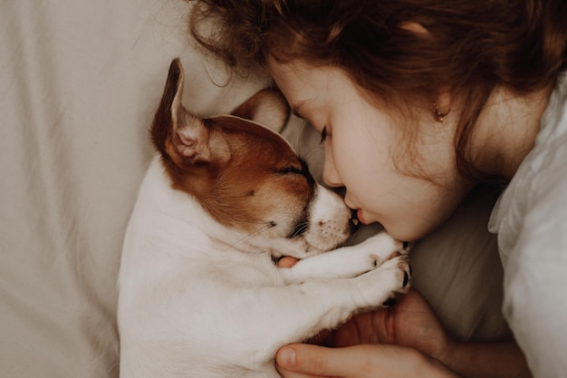 Słodkie Dziecko I Jego Szczeniak Jack Russell śpi W Nocy