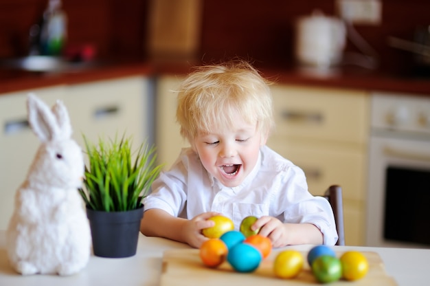 Słodkie Dziecko Maluch Polowanie Na Pisanki Na Dzień Wielkanocy