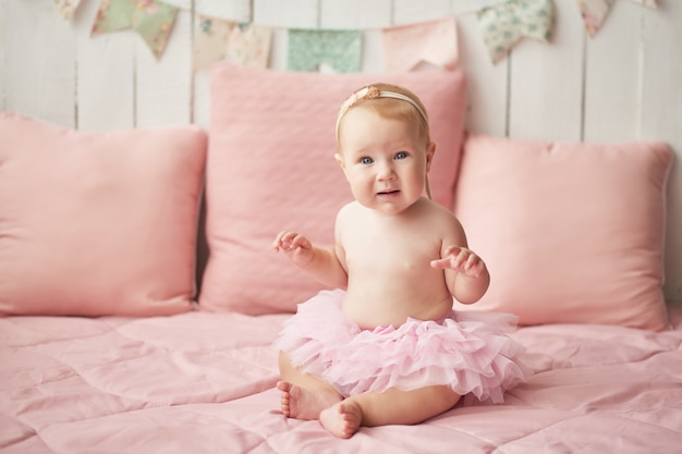 Zdjęcie słodkie dziecko pozowanie w różowej spódniczce baletnicy