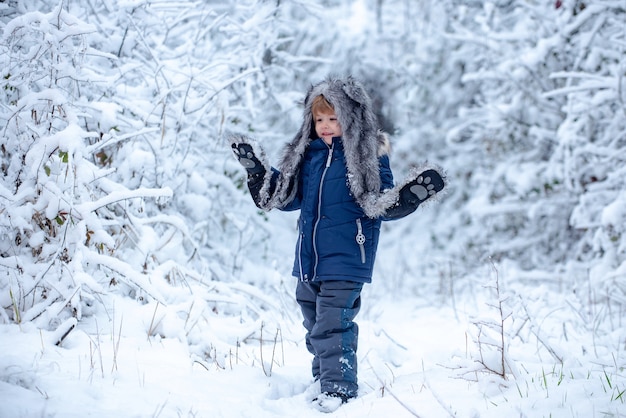 Słodkie dziecko w drzewach Winter park pokryte śniegiem