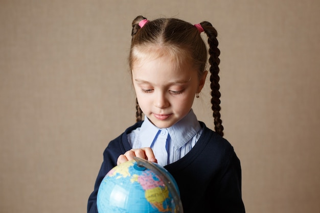 Zdjęcie słodkie dziecko z kulą ziemską. pojęcie edukacji