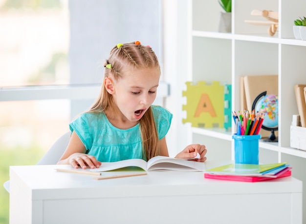 Słodkie dziewczyny, czytanie książek w schooldesk