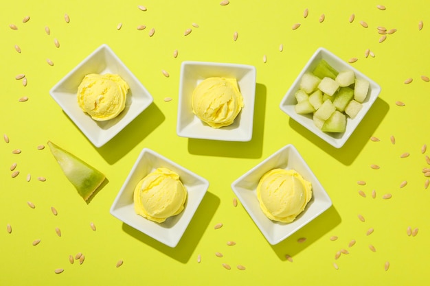 Słodkie i świeże letnie jedzenie lody z melonem
