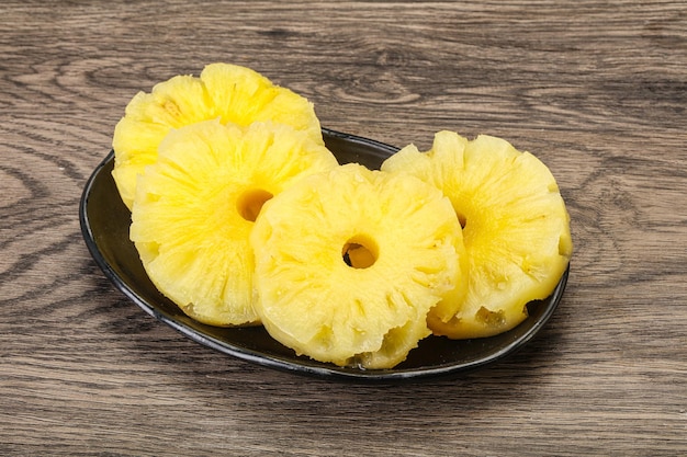 Słodkie krążki ananasa w misce
