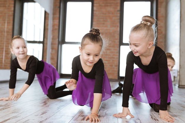 Zdjęcie słodkie małe dzieci tancerki w studiu tańca