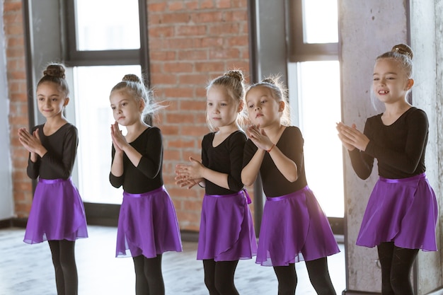 Zdjęcie słodkie małe dzieci tancerki w studiu tańca
