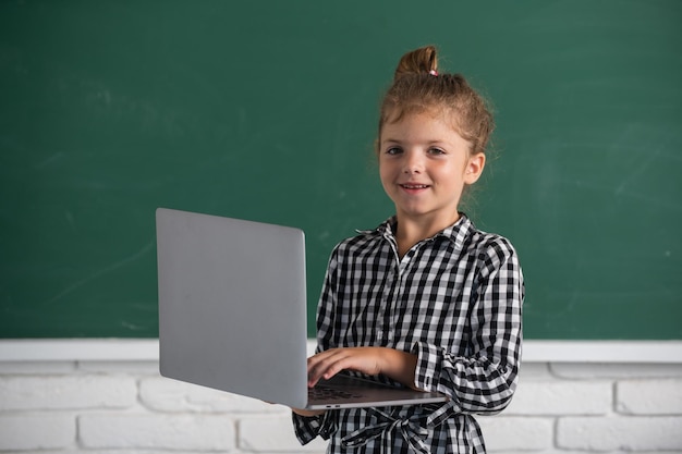 Słodkie małe dziecko w szkole uczy się w klasie Technologia uczenia się online