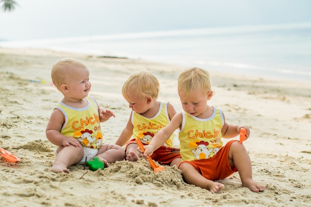 Słodkie maluch Chłopcy świetnie się bawią na plaży