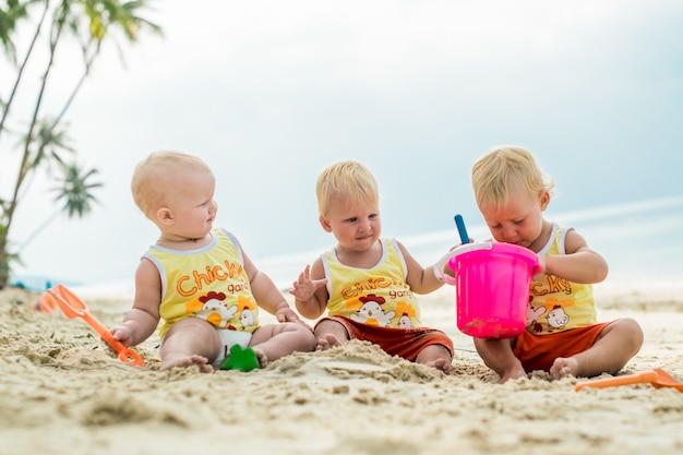 Słodkie maluch Chłopcy świetnie się bawią na plaży