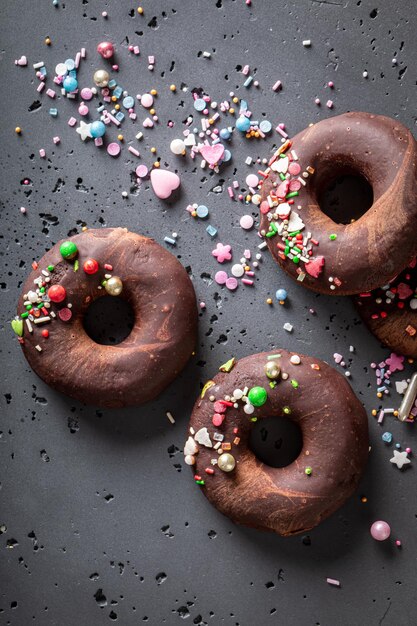 Słodkie pączki z brownie z posypkami i czekoladą