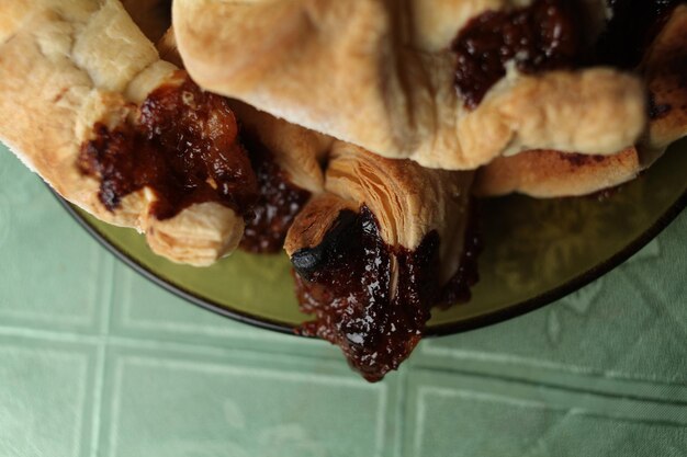 Słodkie Rogaliki Czekoladowe, Selektywny Skupić Się Na Starym Tle Vintage. Świeże domowe rogaliki z czekoladą. Croissant z polewą czekoladową na talerzu.