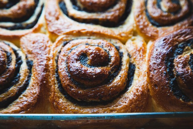 Słodkie skręcone bułeczki z makiem Brioche zawijane z makiem