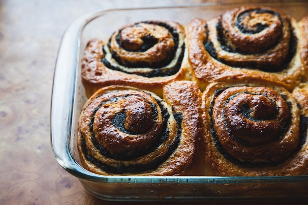 Słodkie skręcone bułeczki z makiem Brioche zawijane z makiem