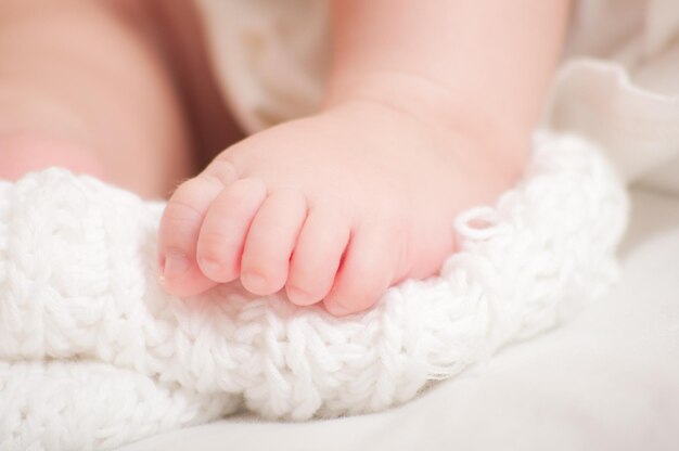 Zdjęcie słodkie stopy noworodka