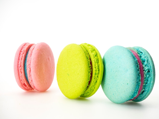 Słodkie trzy macarons uwielbiają na białym