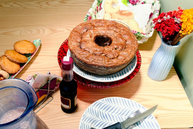 Zdjęcie słodycze ciasto chleb sok kwiaty i szklane kubki na stole salvador bahia brazylia