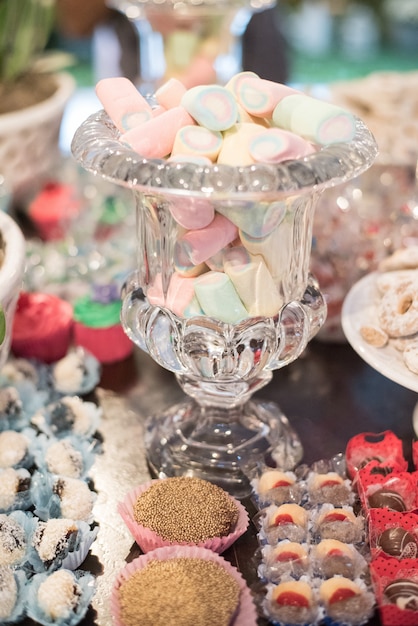 Słodycze i dekoracja na stole - Motyw urodzinowy dla dzieci w ogrodzie