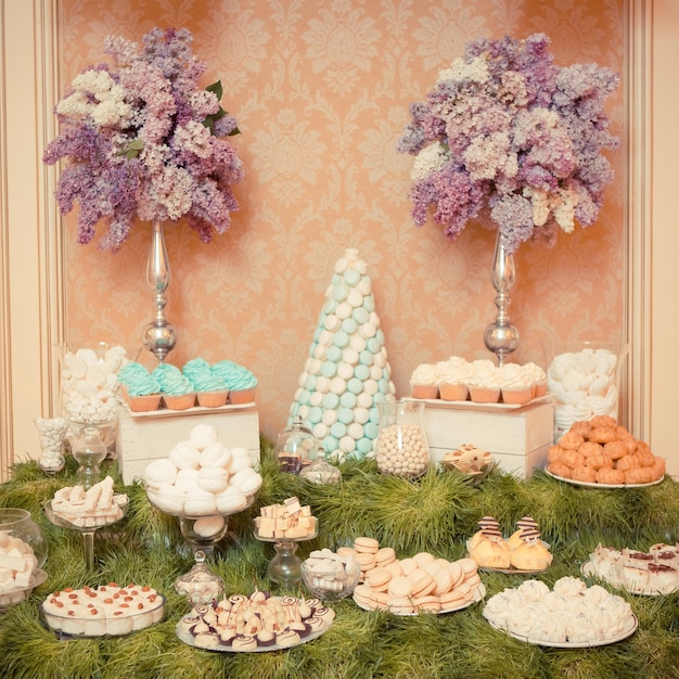 Słodycze na weselnym stole w kolorze Vintage