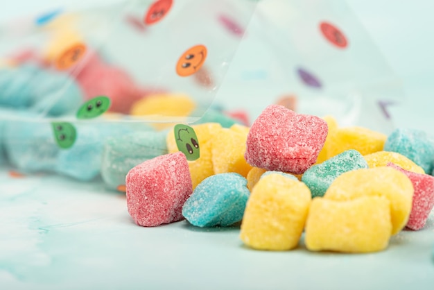 Słodycze piękne kolorowe cukierki i akcesoria umieszczone na jasnej powierzchni selektywnie ustawiają ostrość