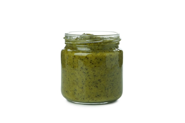 Słoik sosu pesto na białym tle