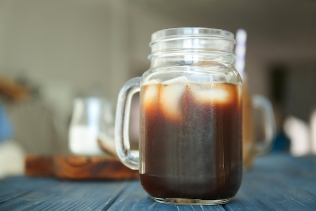 Zdjęcie słoik z kawą cold brew i lodem na drewnianym stole