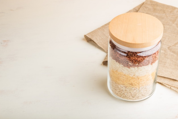 Słoik z różnymi rodzajami ryżu układany warstwami