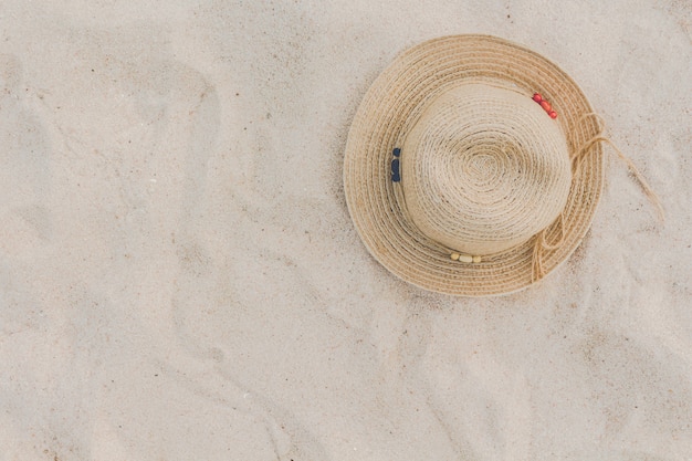 Słomiany Kapelusz Na Tropikalnej Plaży