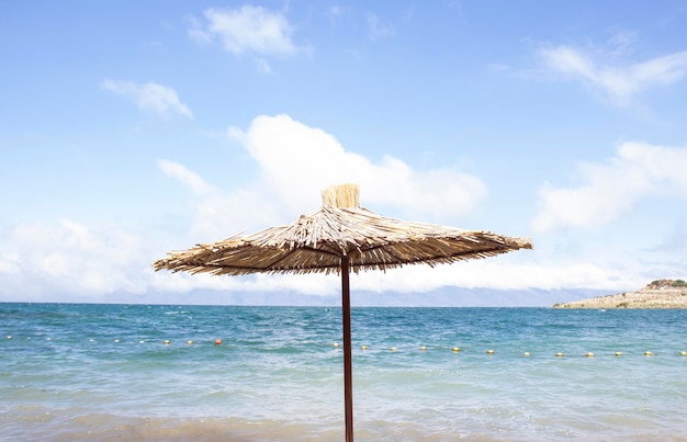 Słomiany parasol na plaży