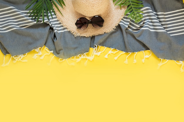 Zdjęcie słomkowy kapelusz przeciwsłoneczny, muszle. kwadrat letnie wakacje tło. widok z góry.
