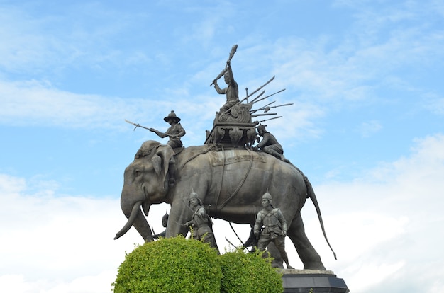 Słoń statua w niebieskim niebie, zabytek królewiątko Naresuan przy Suphanburi prowincją w Tajlandia