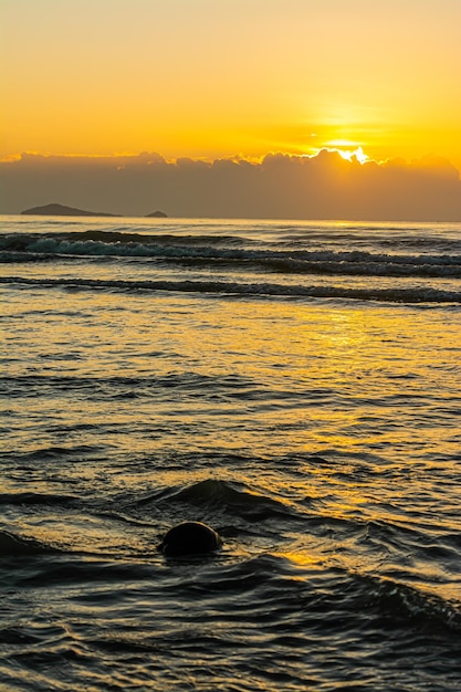 Słońce i morze w tle zachodu słońca Kompozycja natury