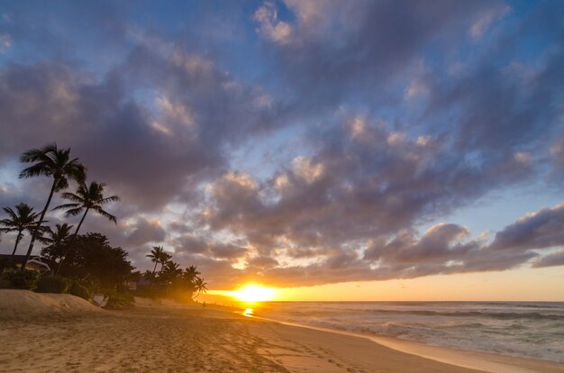 Słońce Ustawia Nad Fala Na Plaży I Szerokim Niebie Na Zmierzch Plaży, Oahu, Hawaje, Usa