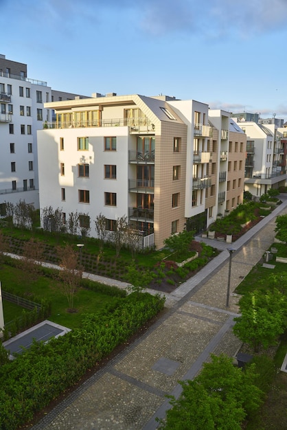 Słońce we współczesnym kompleksie rezydencji apartamentowych