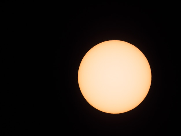 Słońce widziane przez teleskop